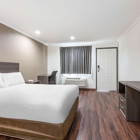 Baymont By Wyndham Bakersfield Hotel Exterior photo
