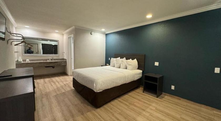 Baymont By Wyndham Bakersfield Hotel Exterior photo