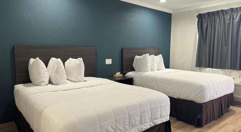 Baymont By Wyndham Bakersfield Hotel Exterior photo