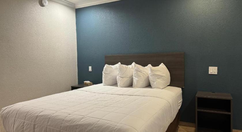 Baymont By Wyndham Bakersfield Hotel Exterior photo