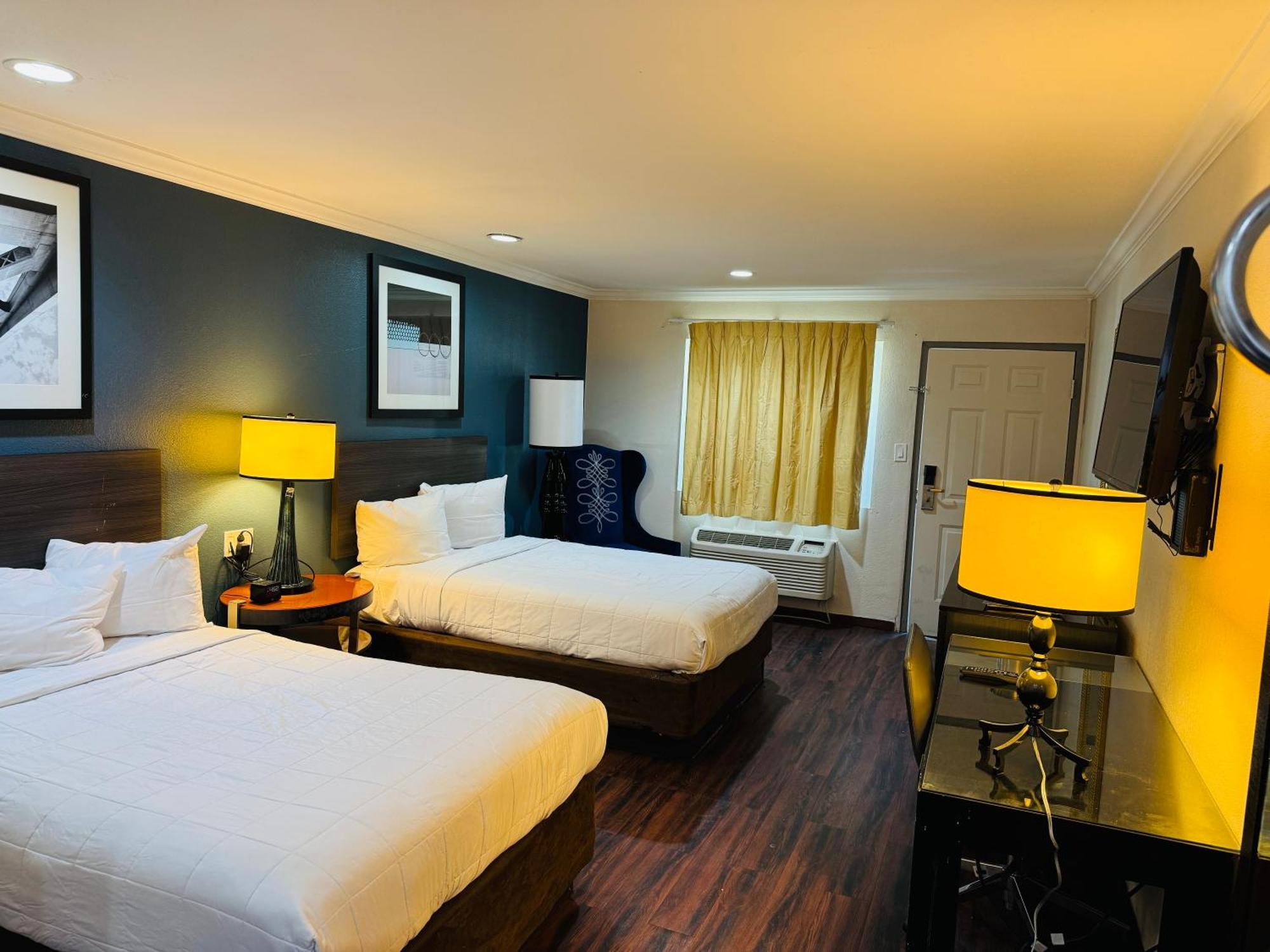 Baymont By Wyndham Bakersfield Hotel Exterior photo