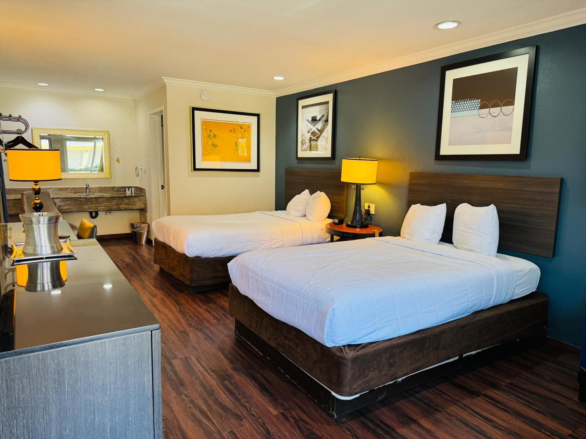 Baymont By Wyndham Bakersfield Hotel Exterior photo