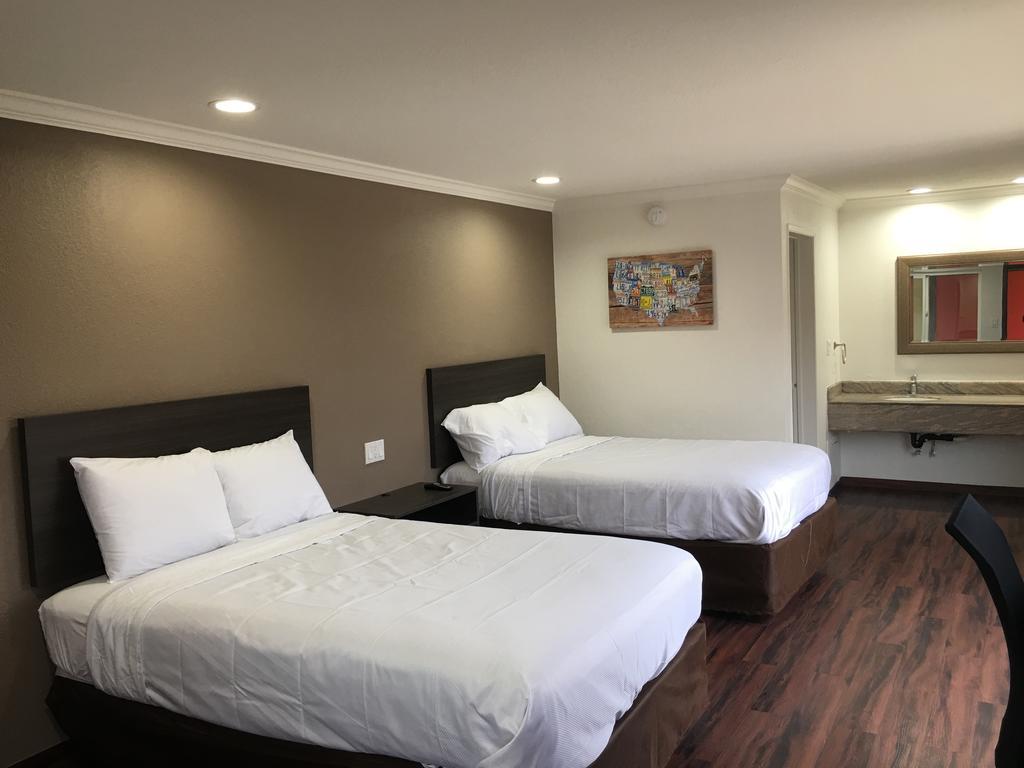 Baymont By Wyndham Bakersfield Hotel Exterior photo