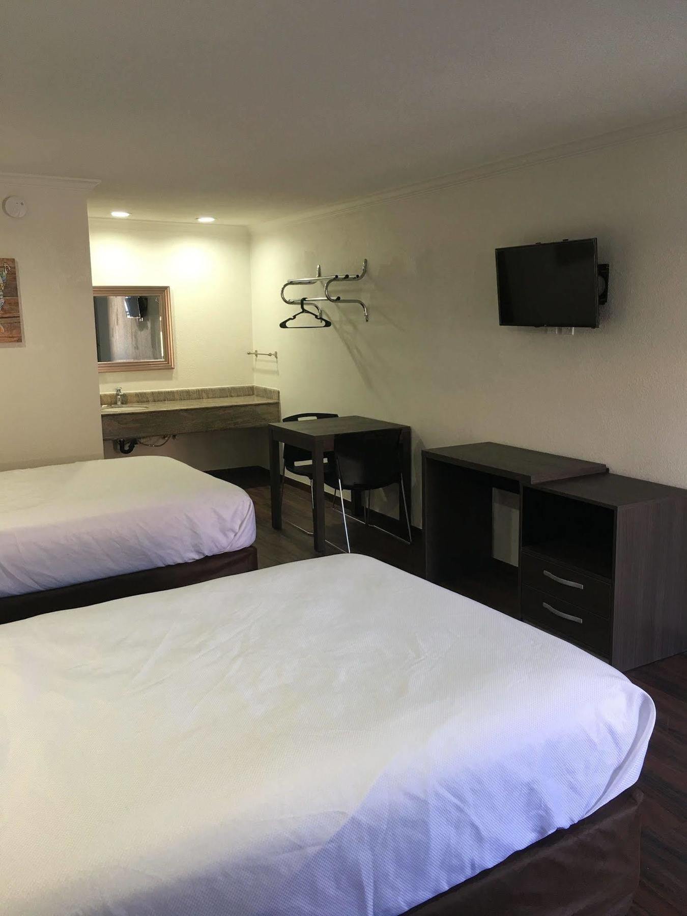 Baymont By Wyndham Bakersfield Hotel Exterior photo