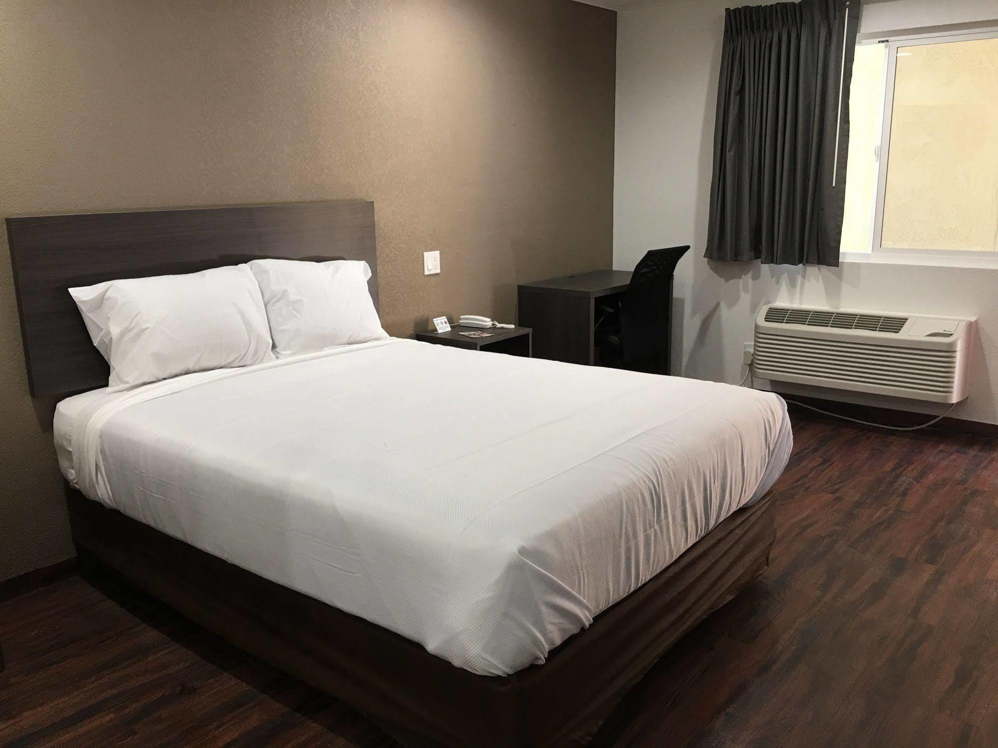 Baymont By Wyndham Bakersfield Hotel Exterior photo